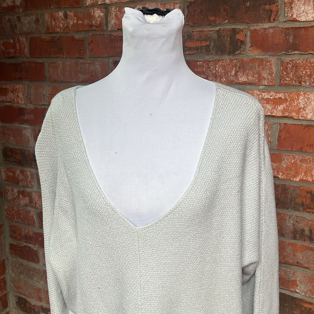 NWOT V-NECK SWEATER ………512 - Picture 3 of 10